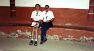 Ich und Papa im Great Kiva in Aztec Ruins (6. Mai)