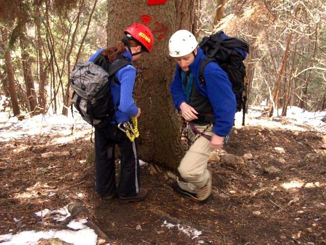 Carmen und Andreas beim Anlegen der Klettersteig-Sets