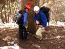 Carmen und Andreas beim Anlegen der Klettersteig-Sets