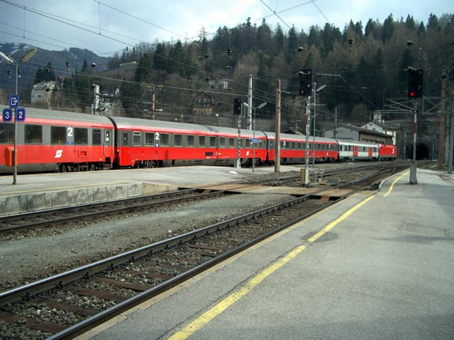 IC 539 bei der Durchfahrt durch den Bahnhof Semmering