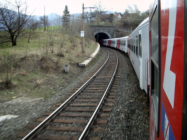 E 1734 bei der Ausfahrt aus dem Eichberg-Tunnel