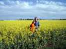 Doris und Daniel in einem Rapsfeld in Breitenlee