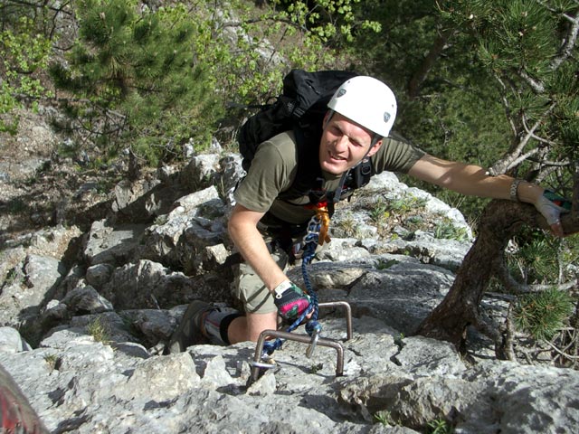 Wildenauersteig: Daniel beim Absatz mit Baum