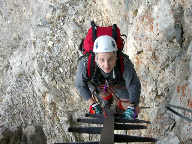 Haidsteig: Christoph am 2. Steigbaum