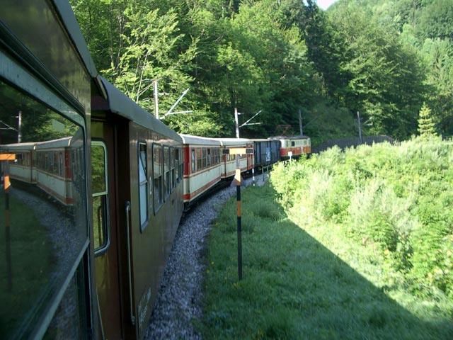 E 6843 'Ötscherland' in der Talschleife zwischen Unterbuchberg und Winterbach (30. Mai)