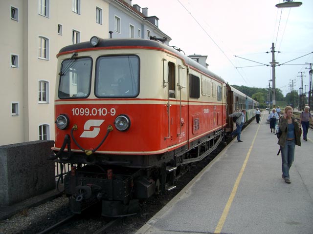 1099.010-9 'Hofstetten-Grünau' mit E 6846 'Ötscherland' in St. Pölten Hbf (31. Mai)