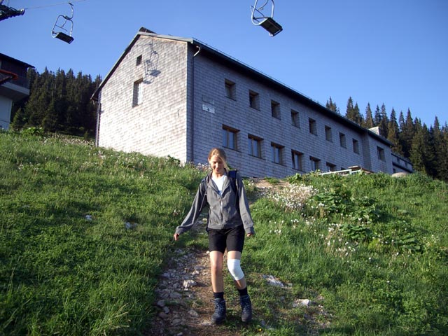 Katrin beim Schutzhaus, 1.418 m (31. Mai)