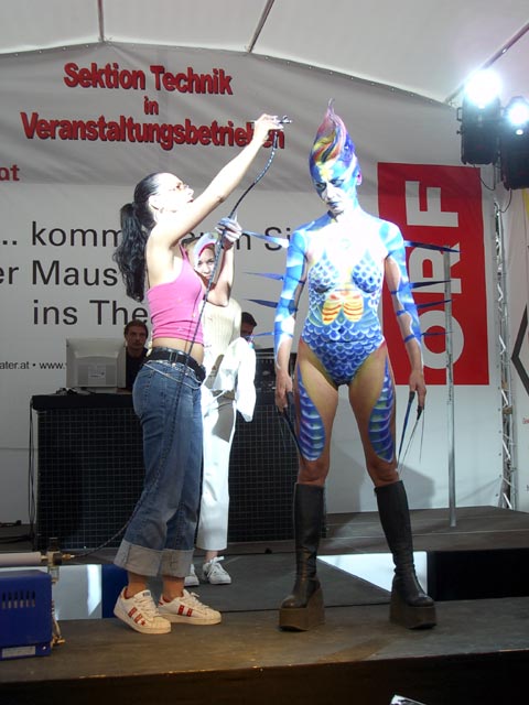 Body-Painting-Show auf der Arbeitsweltinsel (19. Juni)