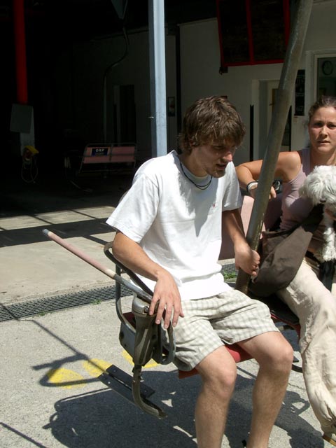 Michael und Christine in der Talstation des Sessellifts (21. Juni)