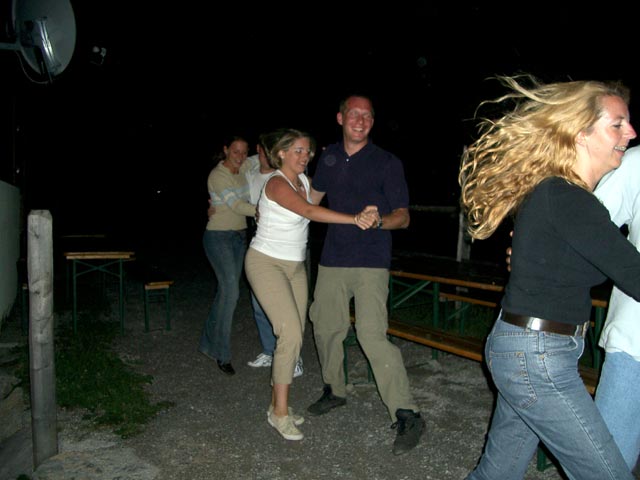 Alexandra, Martin (verdeckt), Doris, Daniel und Doris vor dem Schutzhaus Teichhütte (21. Juni)