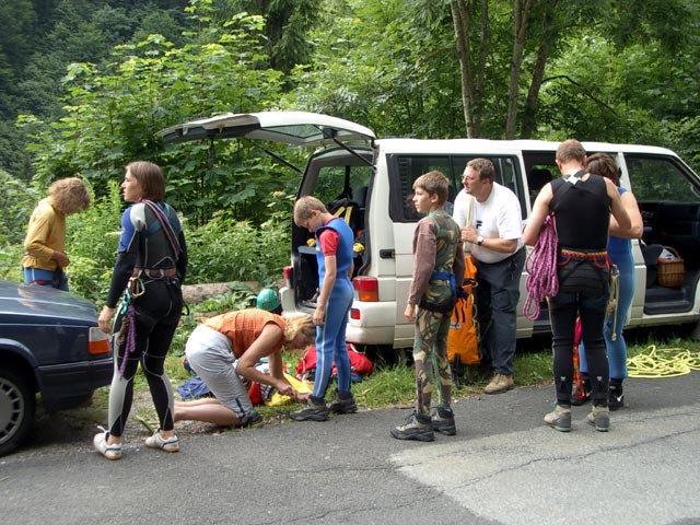 Irmgard, Monika, Ursula, Matthias, Lukas, Georg, Helmut und Barbara beim Zugang zur Mauthner Klamm (8. Juli)