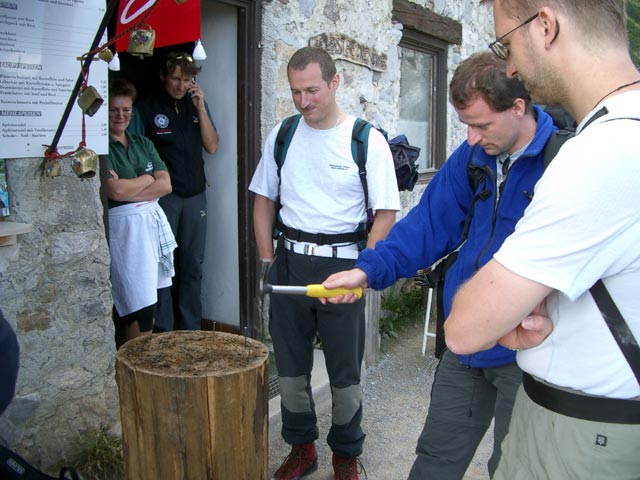 Peter, Erich, Andreas und Michael bei der Dachsteinsüdwand-Hütte, 1.871 m (18. Juli)