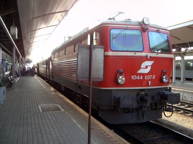 1044 037-8 mit E 1800 im Bahnhof Amstetten (26. Juli)