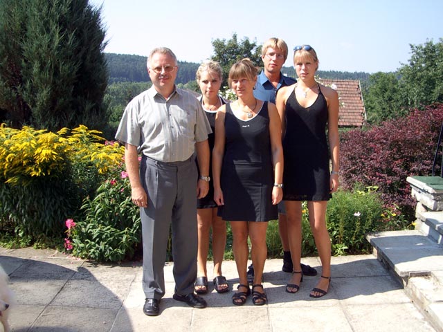 Franz, Karoline, Eveline, Mario und Tanja im Garten meiner Großeltern