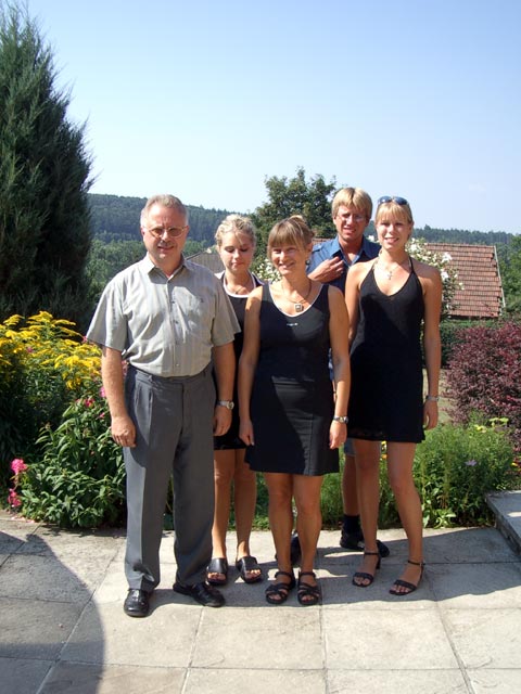 Franz, Karoline, Eveline, Mario und Tanja im Garten meiner Großeltern