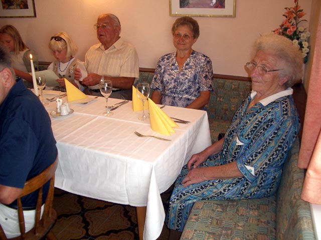 Katharina, Viktoria, Opa, Josefine und Uroma im Gasthof Zur alten Post