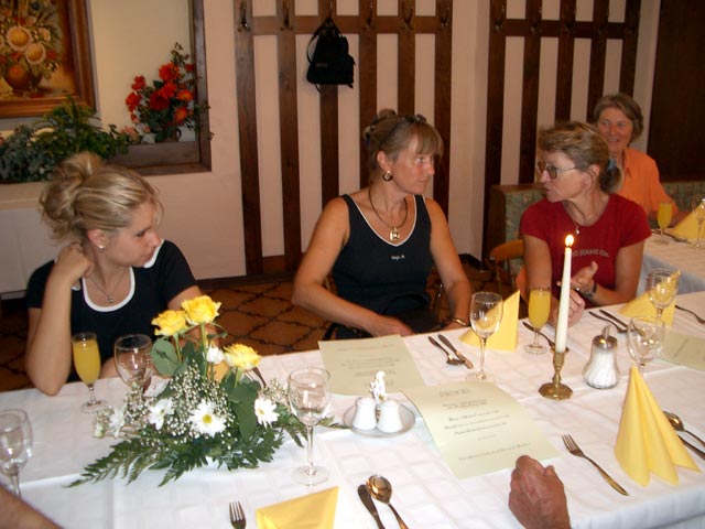 Karoline, Eveline, Mama und Oma im Gasthof Zur alten Post