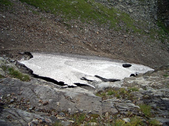 Schneefeld unterhalb des Alten Höhenwegs (9. Aug.)