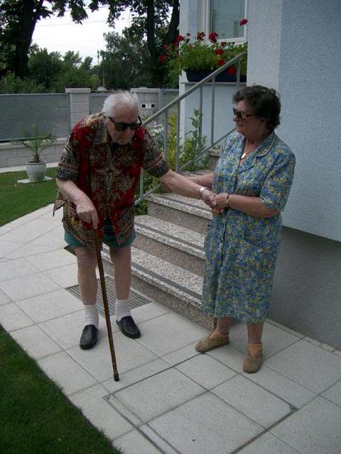 Opa und Oma im Garten meiner Eltern (17. Aug.)