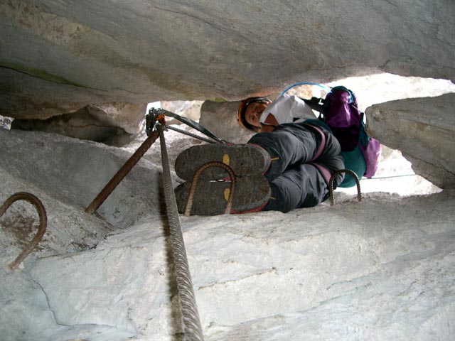 Leadership-Klettersteig: Erich im Durchschlupf