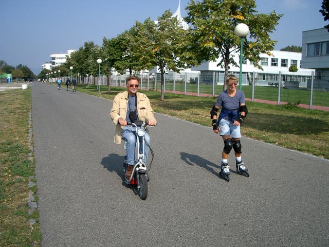 Papa und Mama auf der Rudolf-Nurejew-Promenade