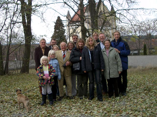 Karin, ?, ?, Franz, Katharina, Opa, Mama, Papa, Eveline, Karoline, Mario, Franz, Oma und ich in Geras