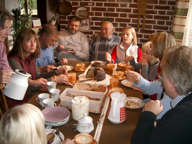 Oma, Eveline, Papa, Franz, Opa, Katharina, ?, Mama, Karoline und Franz im Haus meiner Großeltern