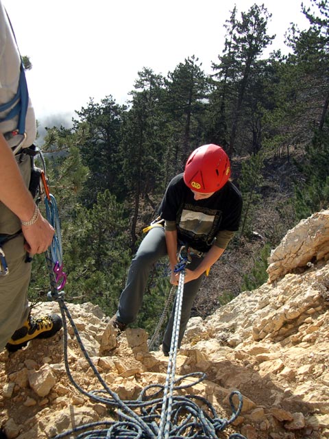 Grafenbergsteig: Carmen beim Abseilen aus der Höhle