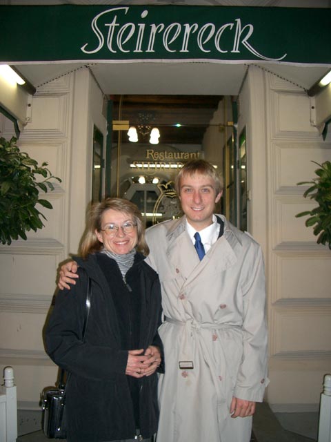 Mama und ich vor dem 'Steirereck' (6. Nov.)