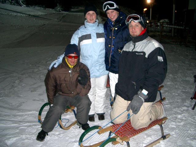 Andre, Regina, Nina und Markus bei der Talstation Magic-Mountain-Xpress