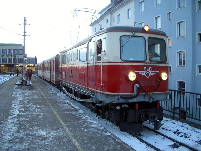 1099.02 'G&ouml;sing' mit E 6835 '&Ouml;tscherland' in St. P&ouml;lten Hbf (31. J&auml;n.)