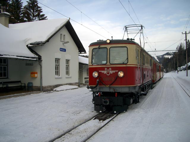 1099.02 'G&ouml;sing' mit E 6835 '&Ouml;tscherland' im Bahnhof Winterbach (31. J&auml;n.)