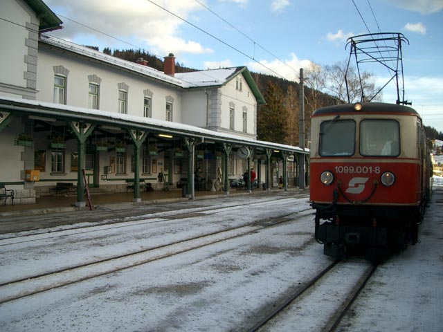 1099.001-8 'Sankt P&ouml;lten' mit E 6840 '&Ouml;tscherland' im Bahnhof Mariazell (1. Feb.)