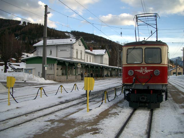 1099.02 'G&ouml;sing' mit E 6842 im Bahnhof Mariazell (1. Feb.)
