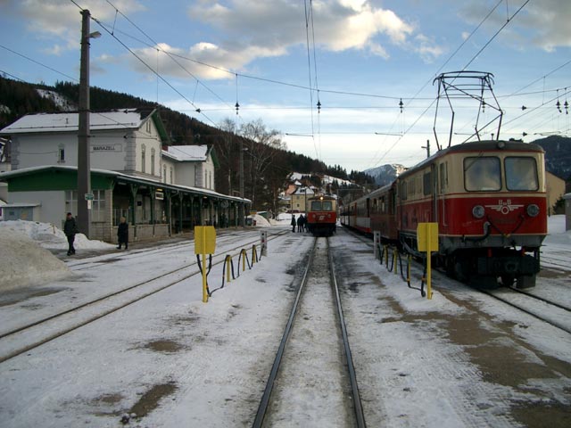 1099.001-8 'Sankt P&ouml;lten' und 1099.02 'G&ouml;sing' im Bahnhof Mariazell (1. Feb.)