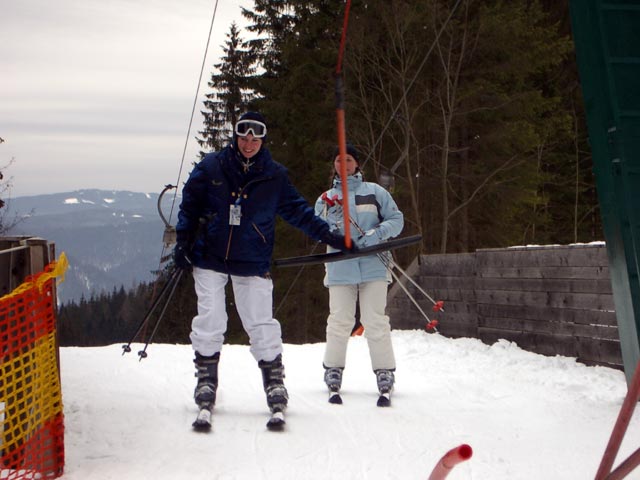 Nina und Regina bei der Bergstation des Zubringerlifts