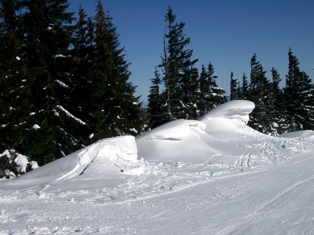zwischen Bergstation der Gipfellifte und Bergstation des Schneidlifts