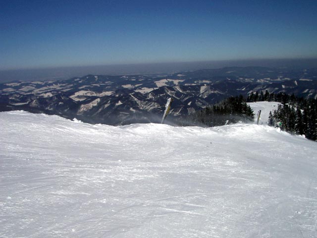 zwischen Bergstation der Gipfellifte und Bergstation des Schneidlifts