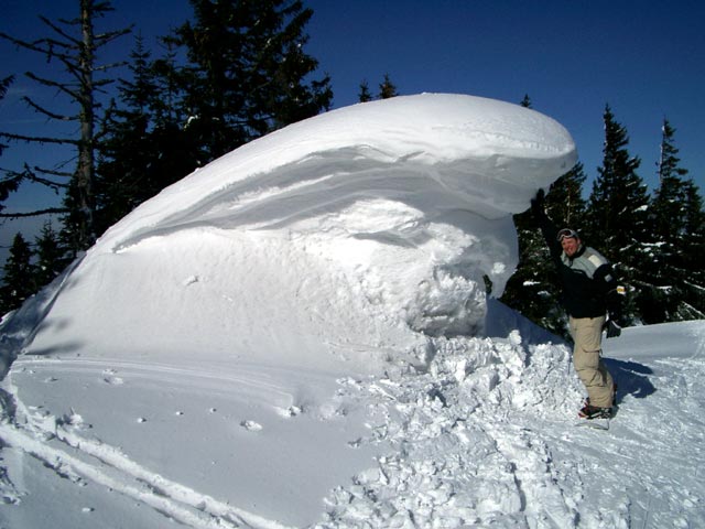 Markus zwischen Bergstation der Gipfellifte und Bergstation des Schneidlifts
