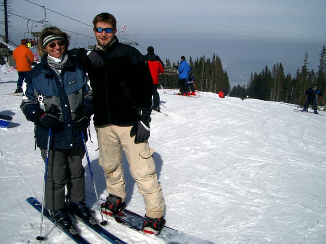 Mama und Markus bei der Bergstation des Vierersessellifts Hannesen II