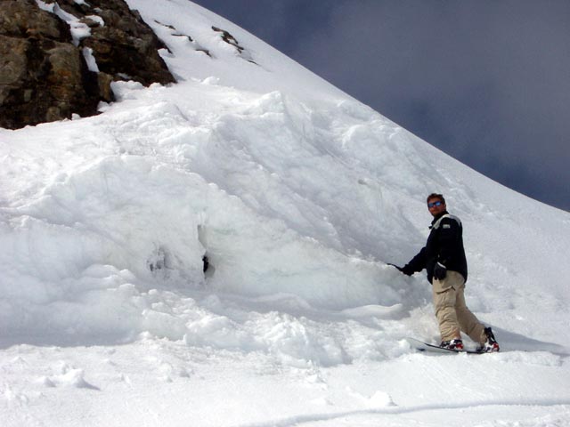 Markus neben der Piste 14a 'H&ouml;llabfahrt' (14. Apr.)