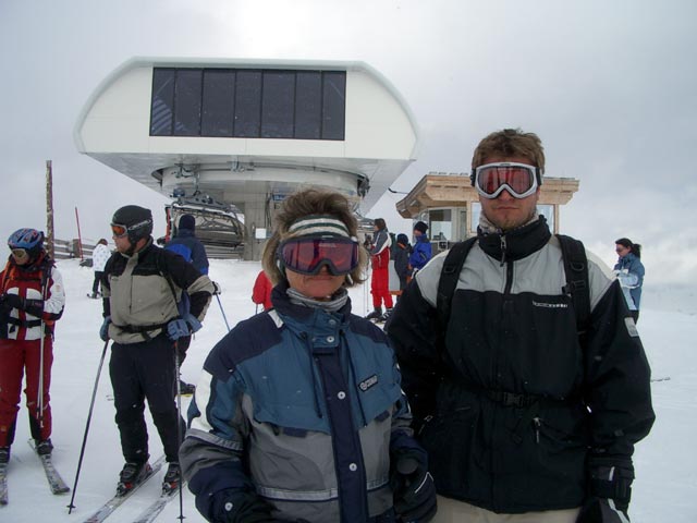 Mama und Markus bei der Bergstation der Idjochbahn (15. Apr.)