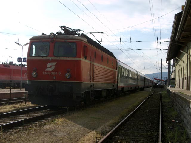 1044 094-9 mit &Ouml;BB-EC 562 'WIFI' im Bahnhof Tulln