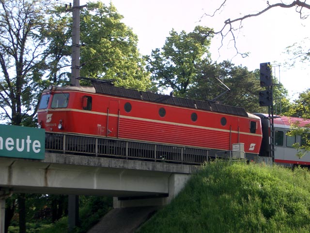 1044 094-9 mit &Ouml;BB-EC 562 'WIFI' auf der Br&uuml;cke &uuml;ber die Br&uuml;ckenstra&szlig;e