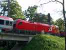 1116 081-9 zwischen ÖBB-EC 562 'WIFI' und ÖBB-EC 116 auf der Brücke über die Brückenstraße