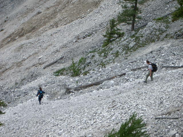 Irene und Michael im Ger&ouml;ll neben dem Naturfreundesteig