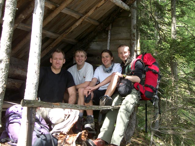 Erich, ich, Gudrun und Christoph im Schafalm Unterstand (29. Mai)