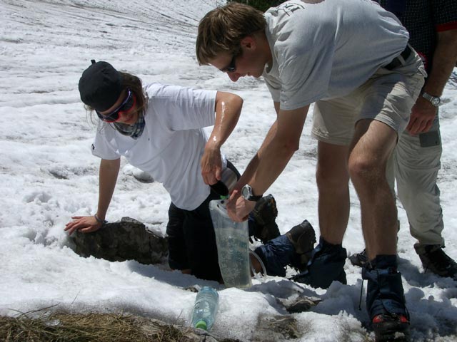 Gudrun und ich bei der Quelle am Fu&szlig; des Brunnkogels (30. Mai)