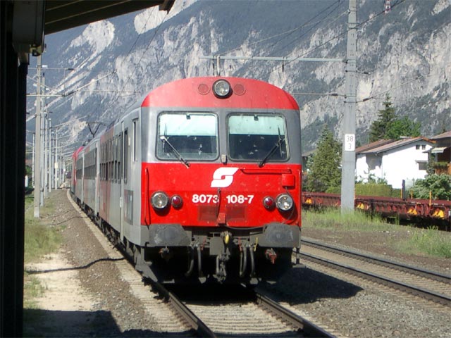 8073 108-7 als R 5318 bei der Einfahrt in den Bahnhof Silz im Oberinntal (20. Mai)