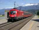 1116 150-2 mit D 866 bei der Durchfahrt durch den Bahnhof Kematen in Tirol (20. Mai)